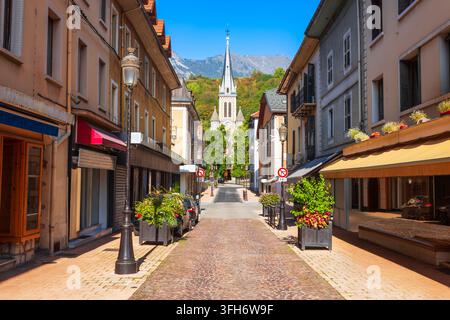 Straßenansicht der Kirche Saint-Jean-Baptiste oder Eglise de Saint Jean Baptiste in Albertville, Frankreich Stockfoto