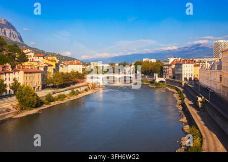 Panoramische Luftansicht der historischen Altstadt und des Flusses Isère in Grenoble, Frankreich Stockfoto