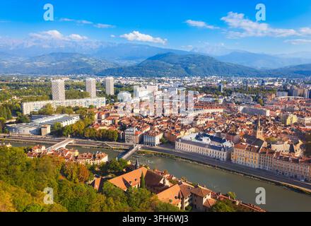 Panoramische Luftansicht der historischen Altstadt und des Flusses Isère in Grenoble, Frankreich Stockfoto