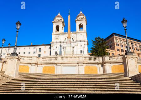 Blick auf die historischen Spanischen Treppen und die Kirche Trinita dei Monti in Rom, Italien Stockfoto