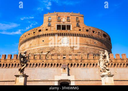 Pittoreske Niedrigwinkelansicht der historischen Ziegelwand von Castel Sant Angelo in Rom, Italien Stockfoto