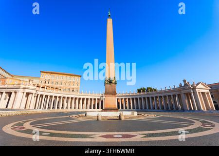 Scenische Ansicht des historischen Kolonaden der Piazza San Pietro und des Vatikanobelisks auf dem leeren Platz in der Vatikanstadt Stockfoto