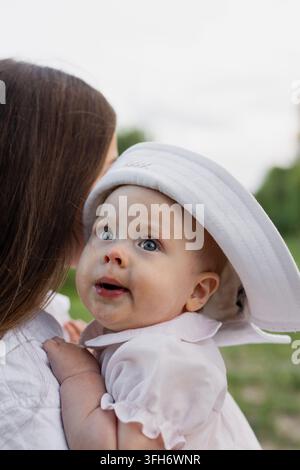 Mutter und Baby genießen ein Picknick im Wald und verbringen Qualitätszeit zusammen in der Natur. Stockfoto