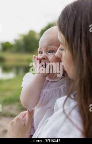 Mutter und Baby genießen ein Picknick im Wald und verbringen Qualitätszeit zusammen in der Natur. Stockfoto
