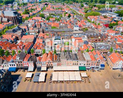 Panoramablick von der Skyline der Stadt Delft und dem historischen Marktplatz, Niederlande Stockfoto