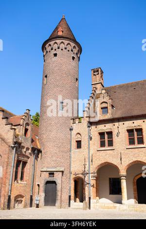 Das historische Gruuthuse-Museum oder der Innenhof und Turm des Gruuthuse-Palastes in Brügge, Belgien Stockfoto