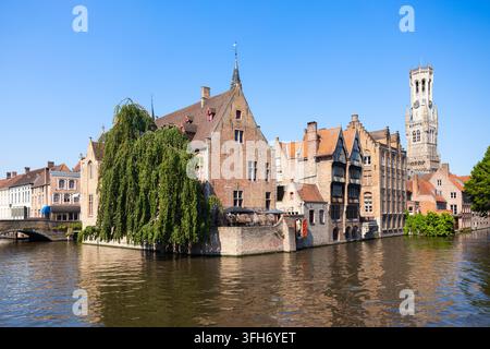 Der ikonische Rozenhoedkaai oder Rosary Quay mit dem Belfort-Turm in der Stadt Brügge, Belgien Stockfoto