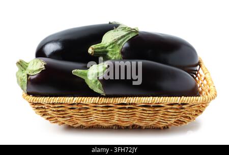 Reife Auberginen in einem Korb isoliert auf Weiß Stockfoto