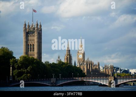 Das Palace of Westminster, auch bekannt als die Houses of Parliament, mit der Lambeth Bridge im Vordergrund, London, UK Stockfoto