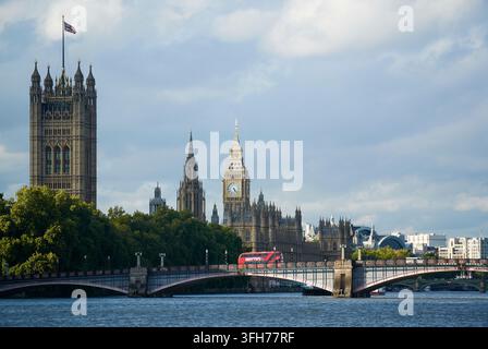 Das Palace of Westminster, auch bekannt als die Houses of Parliament, mit der Lambeth Bridge im Vordergrund, London, UK Stockfoto