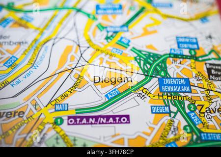 Nahaufnahme einer Karte von Diegem und Zaventem in der Nähe von Brüssel mit Flughafenrouten und Autobahnen Stockfoto