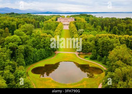 Herrenchiemsee Palace Luftpanorama, es ist ein Komplex von königlichen Gebäuden auf Herreninsel, die größte Insel im Chiemsee, im südlichen B Stockfoto