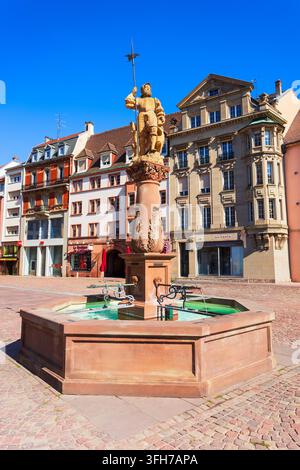 Mulhouse, Frankreich - 24. September 2023: Historische Fontaine du Hallebardier-Monument-Statue auf dem Reunion-Platz im alten Stadtzentrum von Mulhouse, Frankreich Stockfoto