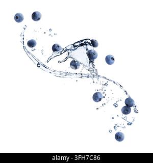 Blaubeeren und Wasserspritzer in der Luft vor weißem Hintergrund Stockfoto