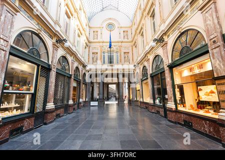Brüssel, Belgien - 17. Juni 2023: Innenansicht der Galeries Royales Saint Hubert oder Royal Saint-Hubert Galeries in Brüssel-Stadt, Belgien Stockfoto