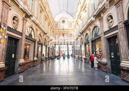 Brüssel, Belgien - 17. Juni 2023: Innenansicht der Galeries Royales Saint Hubert oder Royal Saint-Hubert Galeries in Brüssel-Stadt, Belgien Stockfoto