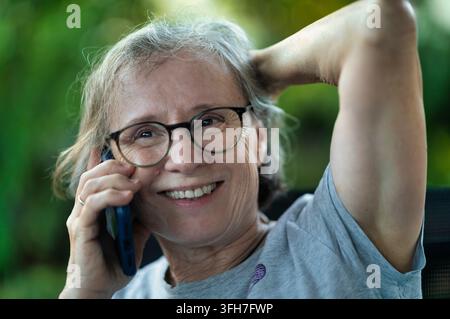 Außenansicht, ältere Frau, graue Haare, Brille, telefoniert, Smartphone, telefoniert, freundlich, lächelnd, Stuttgart, Baden-Württemberg Stockfoto