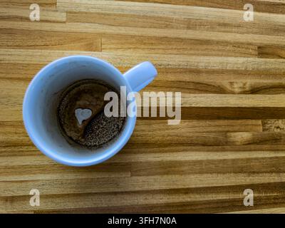 Das Konzept einer Kaffeepause und einer romantischen Atmosphäre. Foto eines Cafés, das in Form eines Herzens dekoriert ist. Stockfoto