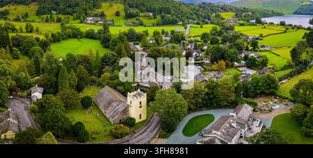 Luftbild des Dorfes Grasmere, umgeben von grüner Landschaft im Lake District; ideal für UK-Reisen, Tourismus, Immobilien und Destinationsmarketing Stockfoto