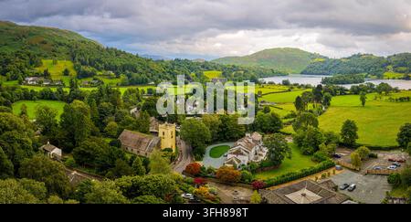 Luftbild des Dorfes Grasmere, umgeben von grüner Landschaft im Lake District; ideal für UK-Reisen, Tourismus, Immobilien und Destinationsmarketing Stockfoto