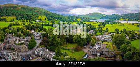 Luftbild des Dorfes Grasmere, umgeben von grüner Landschaft im Lake District; ideal für UK-Reisen, Tourismus, Immobilien und Destinationsmarketing Stockfoto