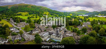 Luftbild des Dorfes Grasmere, umgeben von grüner Landschaft im Lake District; ideal für UK-Reisen, Tourismus, Immobilien und Destinationsmarketing Stockfoto