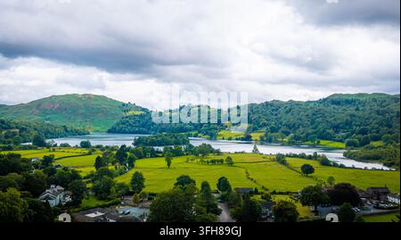 Luftbild des Dorfes Grasmere, umgeben von grüner Landschaft im Lake District; ideal für UK-Reisen, Tourismus, Immobilien und Destinationsmarketing Stockfoto