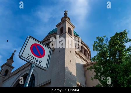 Niedrigwinkelansicht der St.-Nikolai-Kirche am Alten Markt in Potsdam mit einem deutschen Halteschild für Parkverbot im Vordergrund. Stockfoto