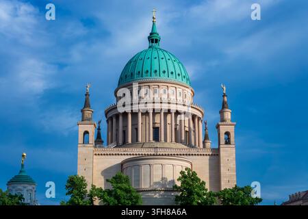 Nahaufnahme der Architektur der Rückseite der St. Nikolaikirche am Alten Markt in Potsdam, Brandenburg, Deutschland. Stockfoto