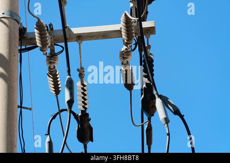 Nahaufnahme von elektrischen Isolatoren und Stromanschlüssen Stockfoto