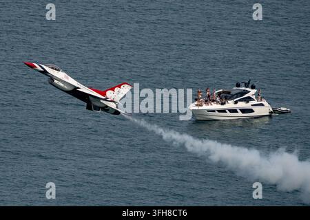 U.S. Air Force Lt. Col. Bryce Turner, ein F-16- und T-7-Entwicklungstestpilot mit über 2.300 Flugstunden, tritt als Thunderbird 6/Opposing Solo Pilot während der Chicago Air and Water Show in Chicago, Illinois, am 16. August 2026 in seiner dritten Saison beim United States Air Force Air Demonstration Squadron "Thunderbirds" auf. Stockfoto