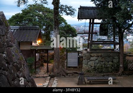 Die Zeitglocke des Hikone-Schlosses, bekannt als „Jihosho“, wird täglich alle drei Stunden zwischen 6 Uhr morgens und 9 Uhr abends geläutet und hält eine Tradition in Hikone, Japan, am Leben. Stockfoto