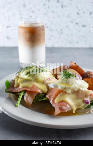 Eine Ansicht von geräuchertem Lachs-Eier-Benedikt. Stockfoto