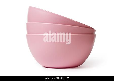Ein Stapel rosa Plastikteller auf weißem Hintergrund. Nahaufnahme von Plastikgeschirr. Stockfoto