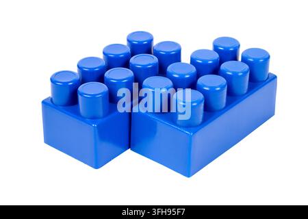 Blaue Blöcke eines Kinderbausets auf weißem Hintergrund. Zwei Blöcke eines Kinderbausets. Stockfoto