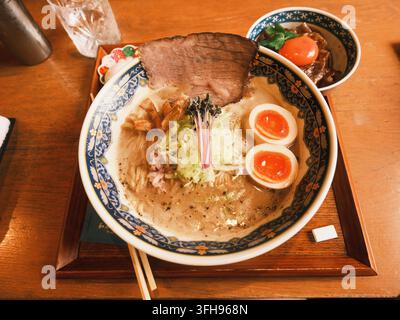 Japanisches Ramen mit Wagyu-Fleisch, Ei und Gemüse, serviert in einer Keramikschüssel Stockfoto