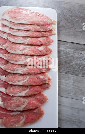 Eine Ansicht eines Tellers mit rohen Wagyu-Rindfleischscheiben. Stockfoto