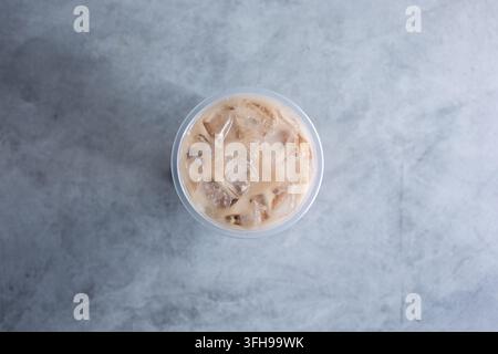 Ein Blick von oben auf ein Eismilchtee-Getränk. Stockfoto