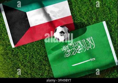 Fußballmatch Kuwait gegen Saudi-Arabien. Nationale Flaggen auf grünem Rasen mit einem Fußball in der Mitte. Fußball-Hintergrund für ein internationales Spiel. Stockfoto