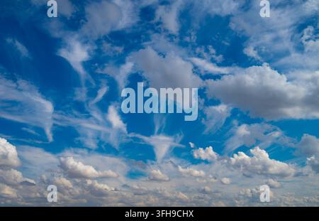 Dramatischer Sommerhimmel über dem Castle Howard-Anwesen in North Yorkshire, England, mit aufragenden Kumulus- und zarten Zirruswolken, die eine ausdrucksstarke Atmosphäre schaffen Stockfoto