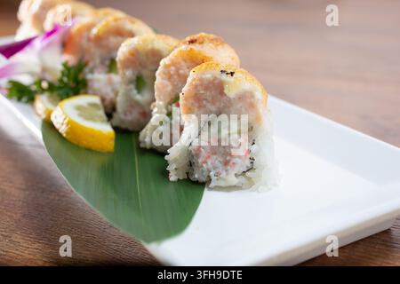 Eine Ansicht einer Sushirolle mit Imitationskrabbenfleisch und Avocado. Stockfoto