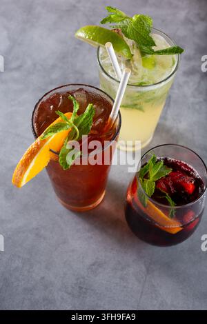 Eine Ansicht mehrerer erfrischender Cocktails, darunter Mojito, Sangria und ein Long Island Iced Tea. Stockfoto
