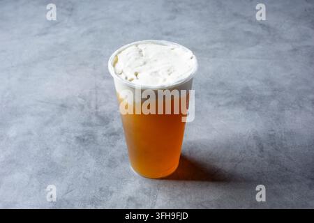 Eine Ansicht von grünem Jasmin-Tee mit einer Schicht Käumeschaum. Stockfoto