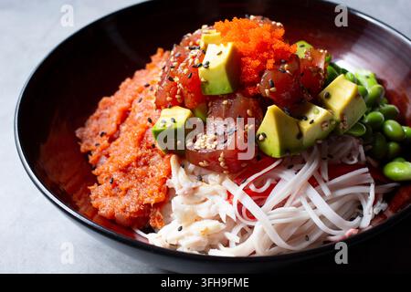Eine Ansicht einer Thunfisch-Poke-Schüssel. Stockfoto