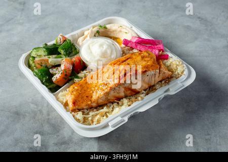 Blick auf ein gegrilltes Lachsgericht. Stockfoto