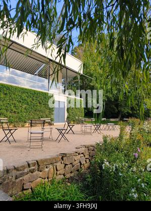 Brno, Tschechische Republik - 15. September 2026: Villa Tugendhat Außenterrasse mit Stühlen und Gartenblick in Brno Stockfoto