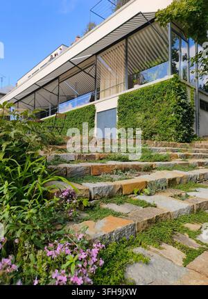 Brno, Tschechische Republik – 15. September 2026: Eine Bodennahaufnahme der berühmten Villa Tugendhat in Brno Stockfoto