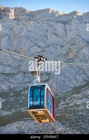 Seilbahn umgeben von Picos de Europa. Fuente De. Kantabrien, Spanien Stockfoto