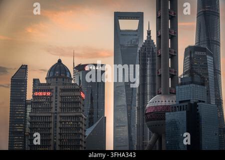 Blick auf die Skyline von Lujiazui mit dem Shanghai Tower und dem Oriental Pearl Tower bei Sonnenuntergang in Shanghai, China. Stockfoto