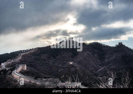 Große Mauer von Badaling, spektakulärer Blick auf das Wahrzeichen unter bewölktem Himmel Stockfoto